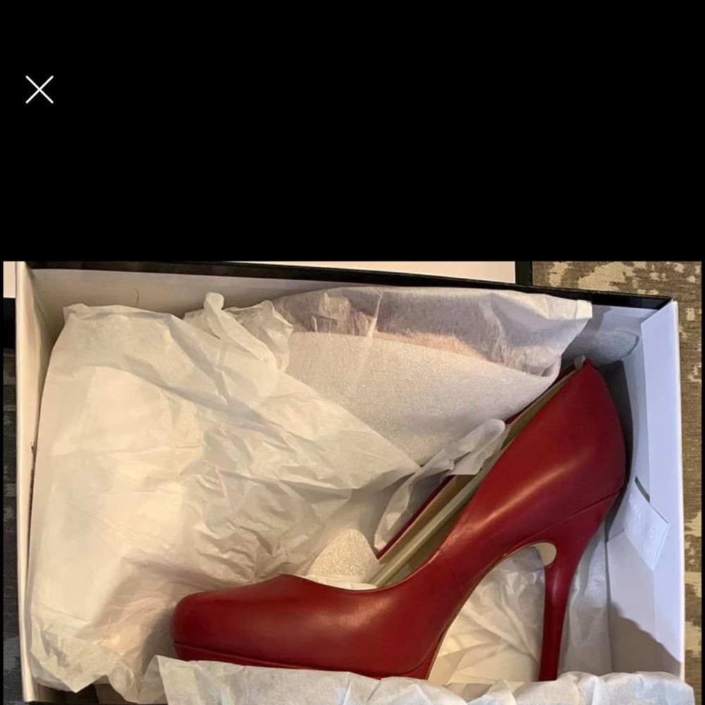 The sensible red pumps
